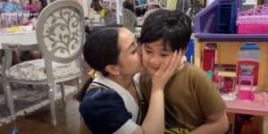 Aksi Kocak Nagita Slavina Ajak Rafathar Berfoto