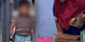 Bikin Gemes! Masih Balita Cekatan Bantu Ortu Jualan