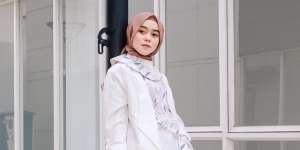5 Inspirasi Mix and Match Celana Putih dan Hijab ala Lesty Kejora