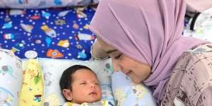 Nadya Mustika Pamer Foto Berdua Buah Hati: `Alhamdulillah Udah Berjalan 1 Bulan`