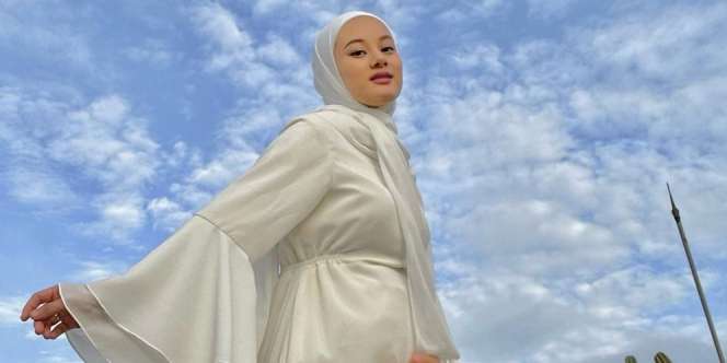 Liburan ke Pantai Saat Musim Panas, Lengkapi OOTD ala Dinda Hauw