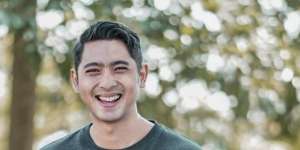 Viral Video Arya Saloka Sholat  di Lokasi Syuting, Penggemar 'Tambah Love'