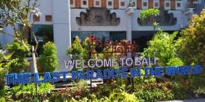 Bingung Cari Tempat Foto Pre-Wedding di Bali? Di Bandara Saja