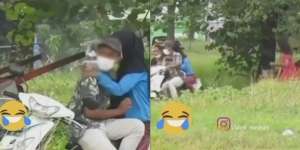 Sejoli Mesum di Tempat Umum Didatangi Orang Gangguan Jiwa, Endingnya Ngakak!