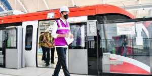 Jajal LRT, Jokowi Kenakan Rompi Ungu