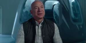 20 Juli, Jeff Bezos Meluncur ke Luar Angkasa Naik Roket