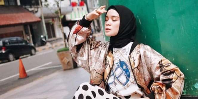 4 Inspirasi Padu Padan Graphic Tee yang Bisa Ditiru Hijabers