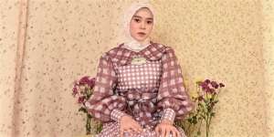 Koleksi Sandal Rp9 Juta Lesty Kejora, Model Sama Cuma Beda Warna