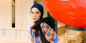 Inpirasi OOTD Nuansa Neon untuk Hijabers ala Tantri Namirah