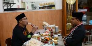 Subuh Berjamaah Lanjut Sarapan Tahu Sumedang Anies Baswedan dan Ridwan Kamil
