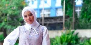 Pamer Selop Hitam Harga Jutaan, Kaki Aurel Hermansyah Bikin Salfok