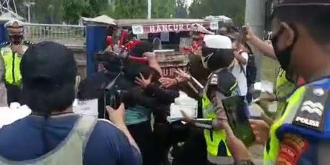 Dicegat Virus dan Pocong Covid-19, Emak-Emak Teriak Histeris