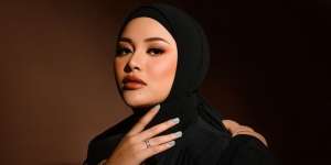 3 Potret Terbaru Aurelie Hermanysah Tampil Berhijab