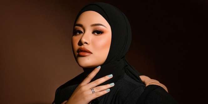 3 Potret Terbaru Aurelie Hermanysah Tampil Berhijab
