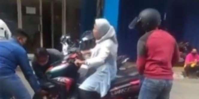 Viral Video Debt Collector Angkat Motor dengan Emak-Emak Tetap Duduk di Atas Jok