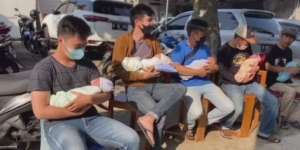 Momen Ayah 'Nongkrong' Jemur Bayi, Layak Dicontoh