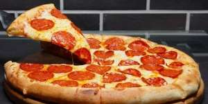 Viral, Trik Pegawai Mencuri Irisan Pizza Ukuran Besar