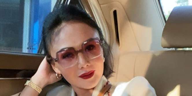 Pakai Jeans Sobek ala ABG, Yuni Shara Tenteng Tas Rp355 juta