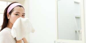 4 Tips Memilih Pembersih Wajah untuk Mengatasi Jerawat