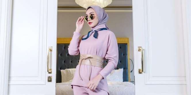 Ide Outfit Hijab dengan Celana Cutbray ala Melody Prima