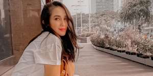 Gaya Sederhana Ussy Sulistiawaty Bareng Abang Bajaj, Aura Stylish Tak Luntur