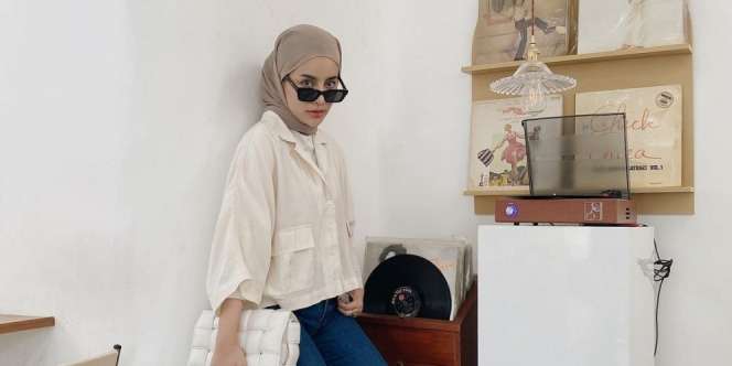Inspirasi Mix and Match Outfit Hijab dan Berbagai Jenis Jeans ala Aghnia Punjabi