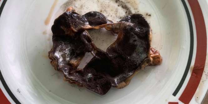 Tuang Tetes Terakhir Minuman Kemasan, Pembeli Syok Temukan Benda Misterius