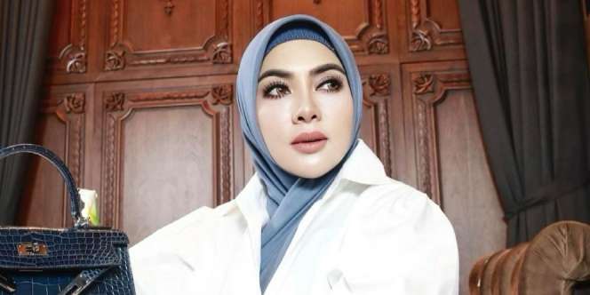Gaya Cetar Syahrini Pakai Kalung Mewah, Harganya Bikin Silau