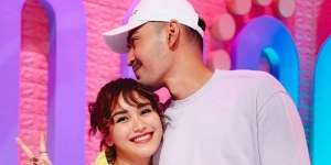 Tatapan Robby Purba Terhipnotis Paras Ayu Ting Ting Berhijab