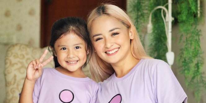 Mengharukan Potret Wisuda TK Putri Joanna Alexandra, Peluk Foto Mendiang Ayah
