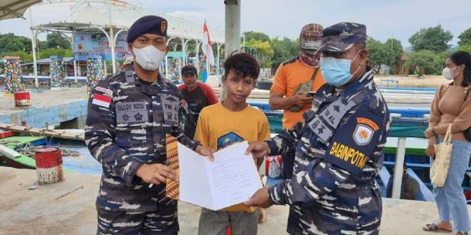 Detik-detik TNI AL Selamatkan Bocah yang Jatuh ke Laut