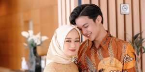 Selamat! Rey Mbayang dan Dinda Hauw Resmi Jadi Orangtua