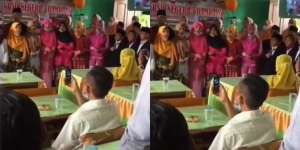 Foto Haru Orang Tua Murid Rekam Wisuda SD Pakai HP Jadul Bikin Kangen Bapak