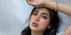 Dirangkul Tangan Berotot Misterius, Inikah Kekasih Baru Jessica Iskandar?