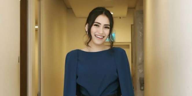 Gaya Ayu Ting Ting Pakai Kalung Berlian Hadiah Umi Kalsum, Disebut Mirip Nagita