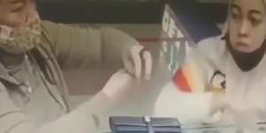 Viral Rekaman CCTV Emak-Emak Curi Gelang Emas, Aksinya Lihai Bikin Geleng