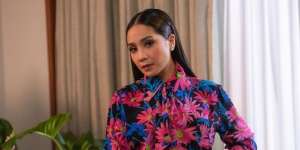 Nagita Slavina Pakai Sandal Fashionable, Netizen: Awas Ditiru