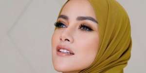 Olla Ramlan Beri Tutorial Makeup di Mobil, Aurat yang Tersibak Disorot