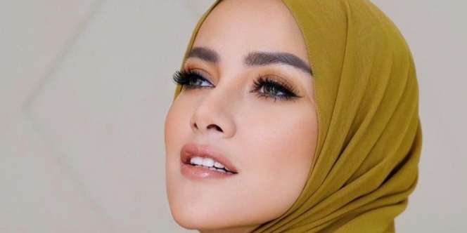Olla Ramlan Beri Tutorial Makeup di Mobil, Aurat yang Tersibak Disorot