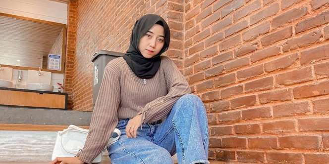 Ide Outfit Hijab yang Cocok untuk Sepatu Boots ala Hijaber Henni Kalista