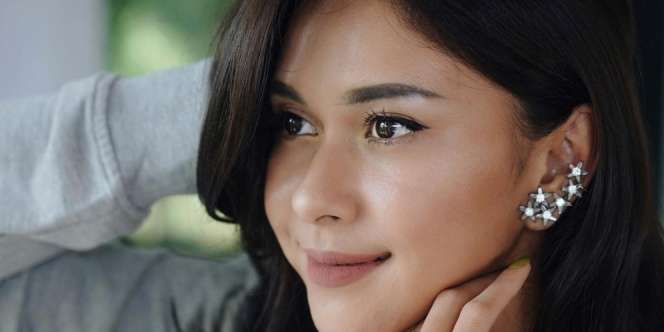 Nana Mirdad Selfie Cantik di Rumah, Gantungan Baju Bikin Salfok