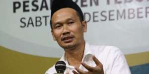Jawaban Gus Baha Soal Orang Indonesia Sholat Menghadap ke Barat