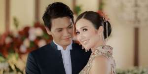 Momen Romantis Pertunangan Sonia Fergina, Calon Suami Disorot
