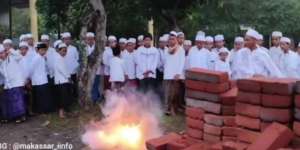 Viral Video Santri Hancurkan HP Pakai Palu hingga Keluar Api