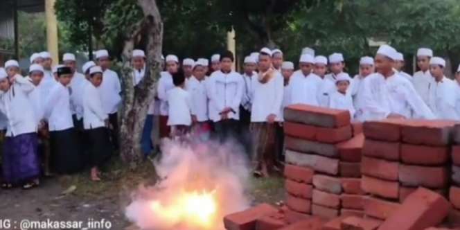 Viral Video Santri Hancurkan HP Pakai Palu hingga Keluar Api