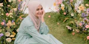 Inspirasi Mix and Match Outfit Pastel untuk Hijabers ala Shireen Sungkar