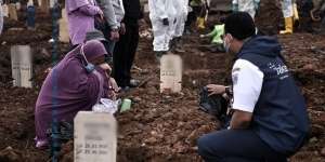 Momen Anies ke Pemakaman Covid-19: Air Mata Tak Henti Mengalir