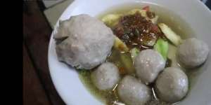 Menu Unik, Bakso Kuah Dicampur Rujak Buah