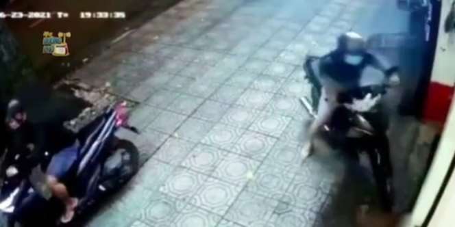 Viral Tendangan Melayang Maut Cewek Gagalkan Pencurian Motor