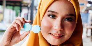 Bahaya Pakai Lensa Kontak Saat Mandi dan Tidur